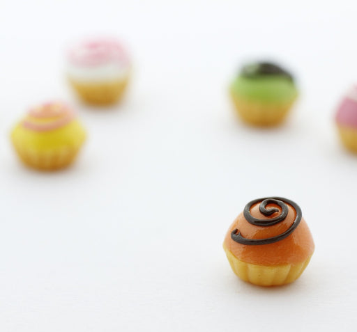 Kjøp miniatyr aprikos cupcake i fimo leire - gourmet dekorasjon i polymer leire
