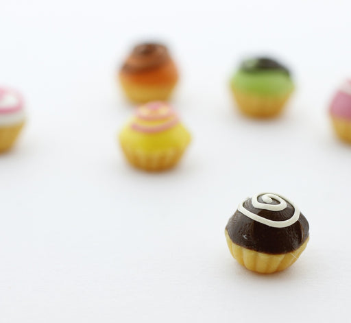 Kjøp miniatyr mørk sjokoladecupcake i fimopasta - gourmetdekor i polymerpasta