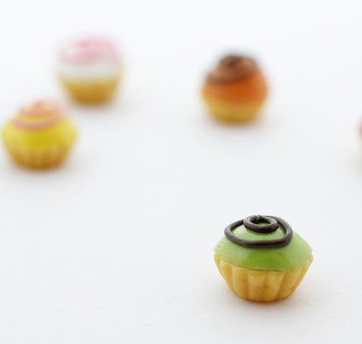 Kjøp miniatyr pistasj cupcake i fimo leire - gourmet dekorasjon i polymer leire
