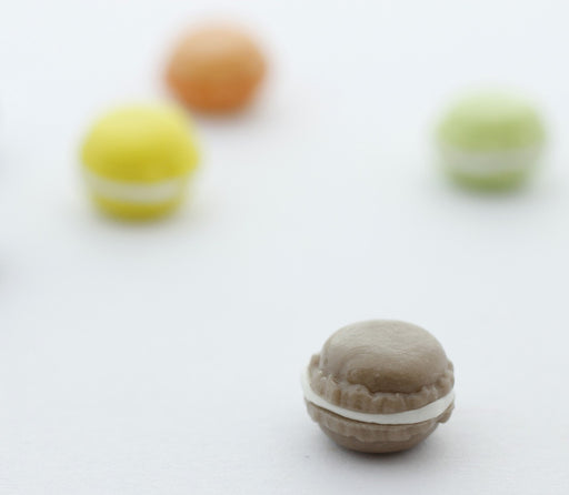 Kjøp miniatyr kaffemakron i polymerpasta - gourmet dekorasjonsfimopasta