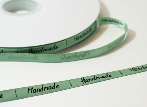 Kjøp Håndlaget satengbånd 9mm grønn - selges i metervare